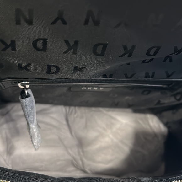 Sky the limit with this backpack New York by DKNY - Picture 5 of 6